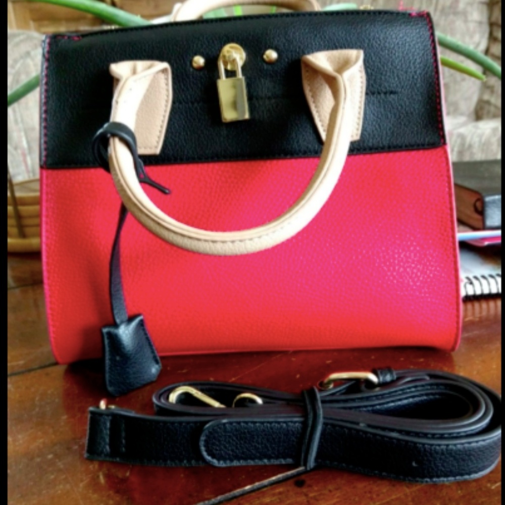 cute tote, red and black, new condition, casa zeta jones